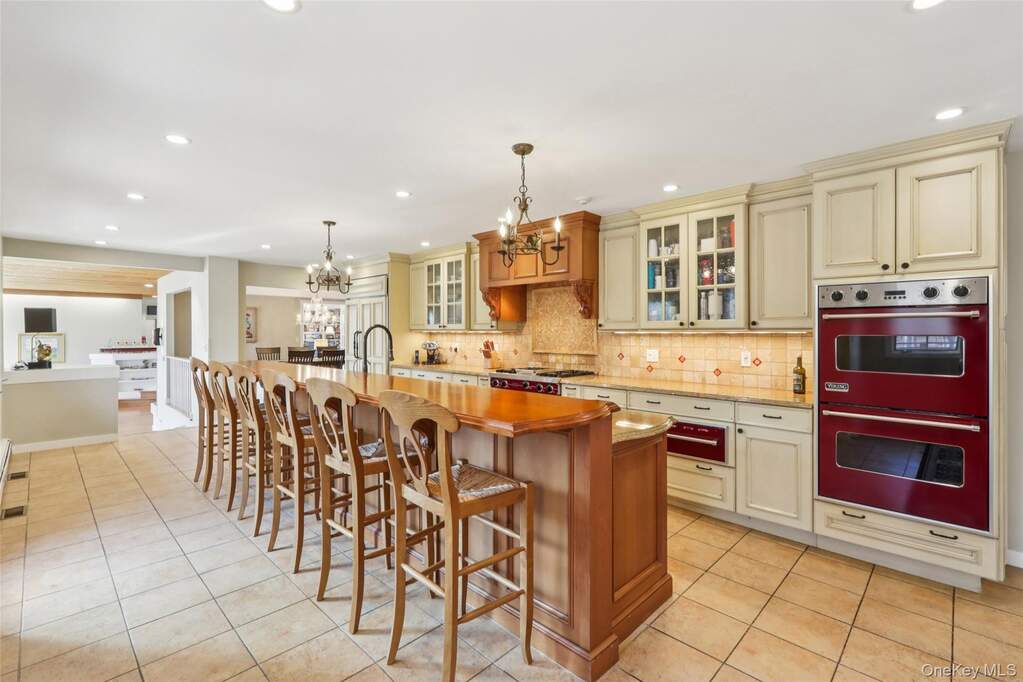 6 Bedroom Single Family Home/House's Image 21