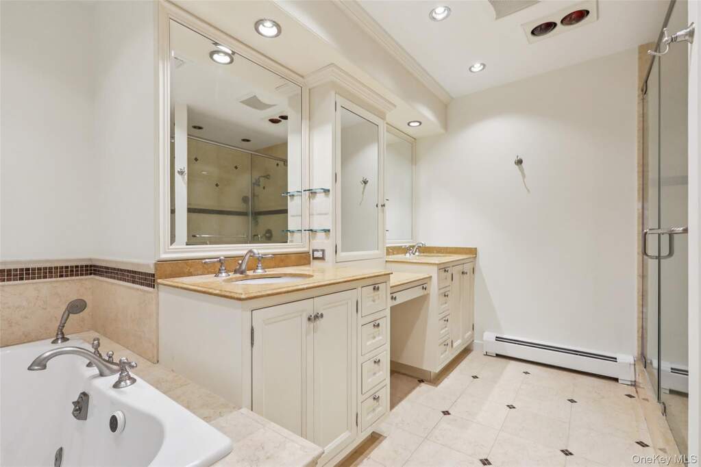 6 Bedroom Single Family Home/House's Image 32