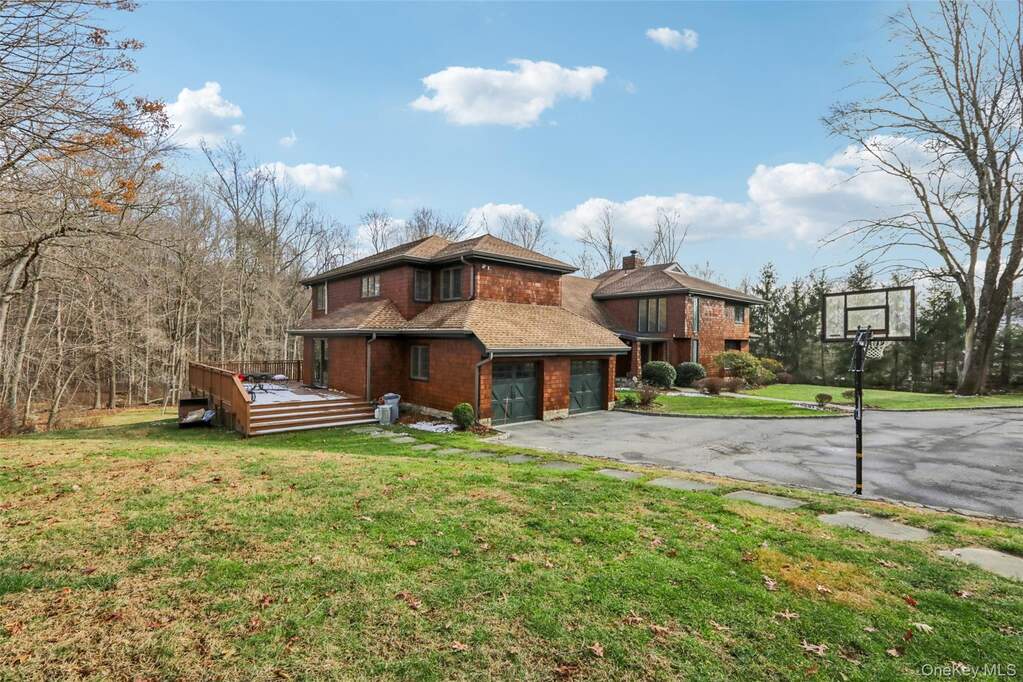 6 Bedroom Single Family Home/House's Image 3