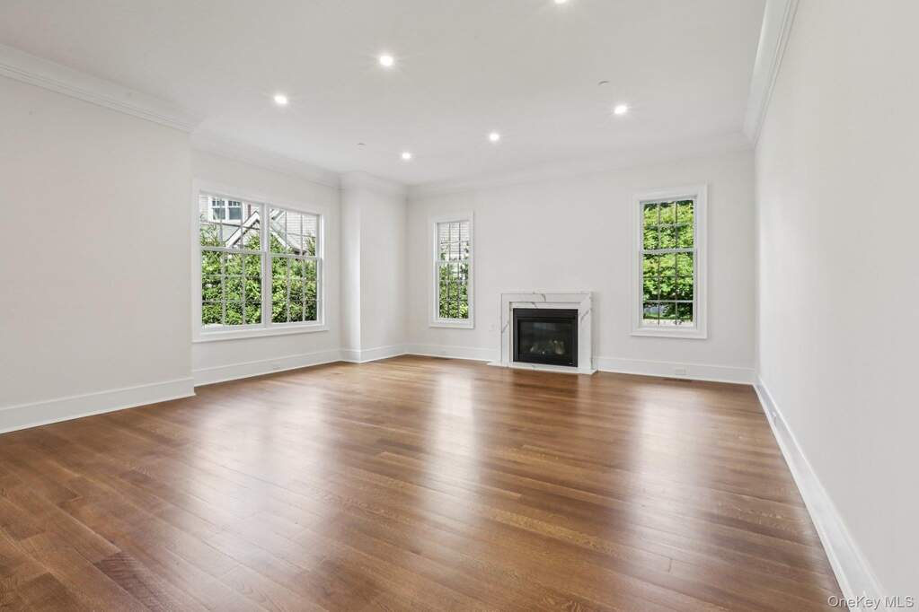 6 Bedroom Single Family Home/House's Image 9