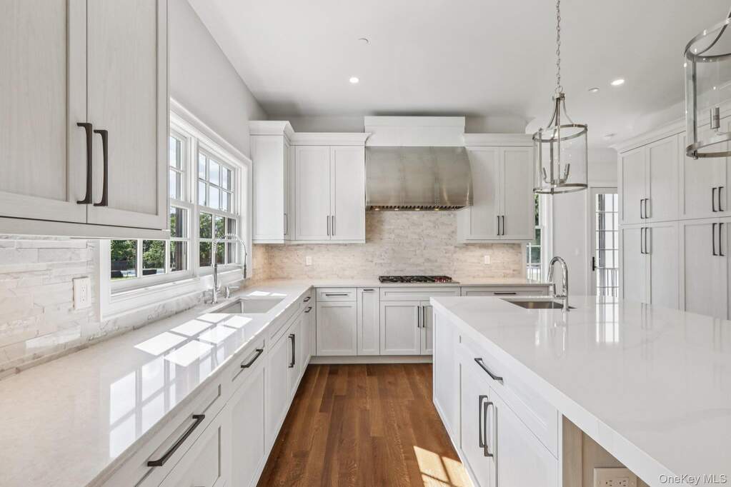 6 Bedroom Single Family Home/House's Image 15