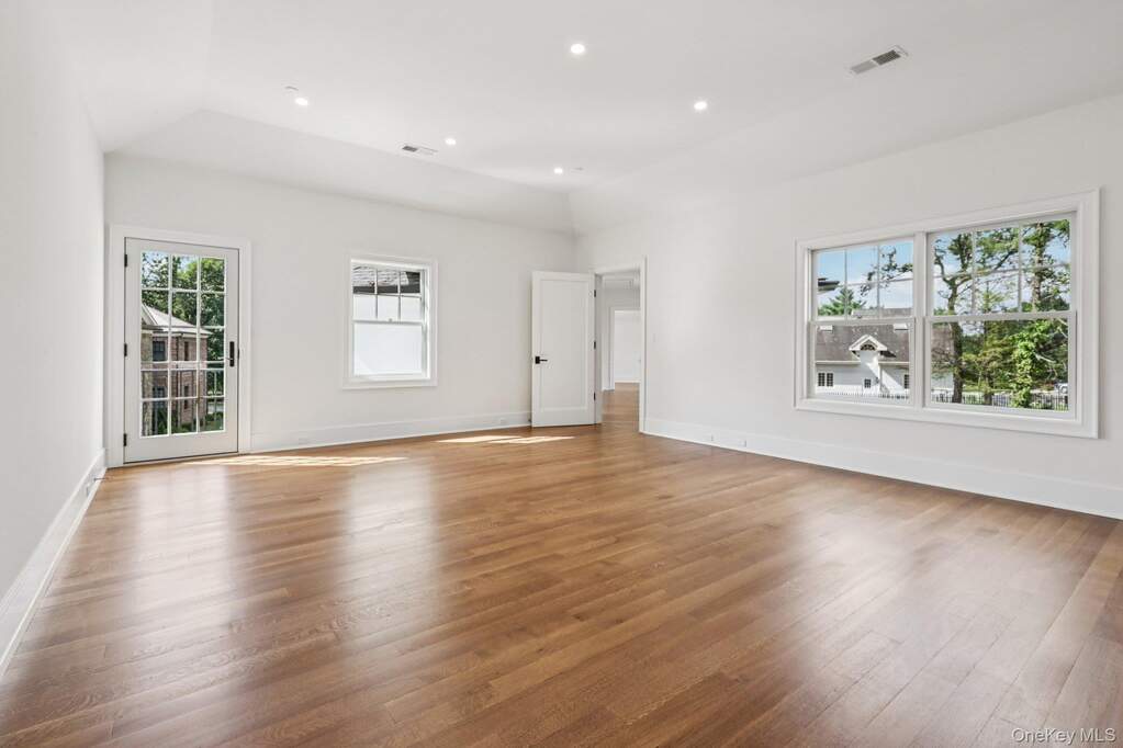 6 Bedroom Single Family Home/House's Image 19