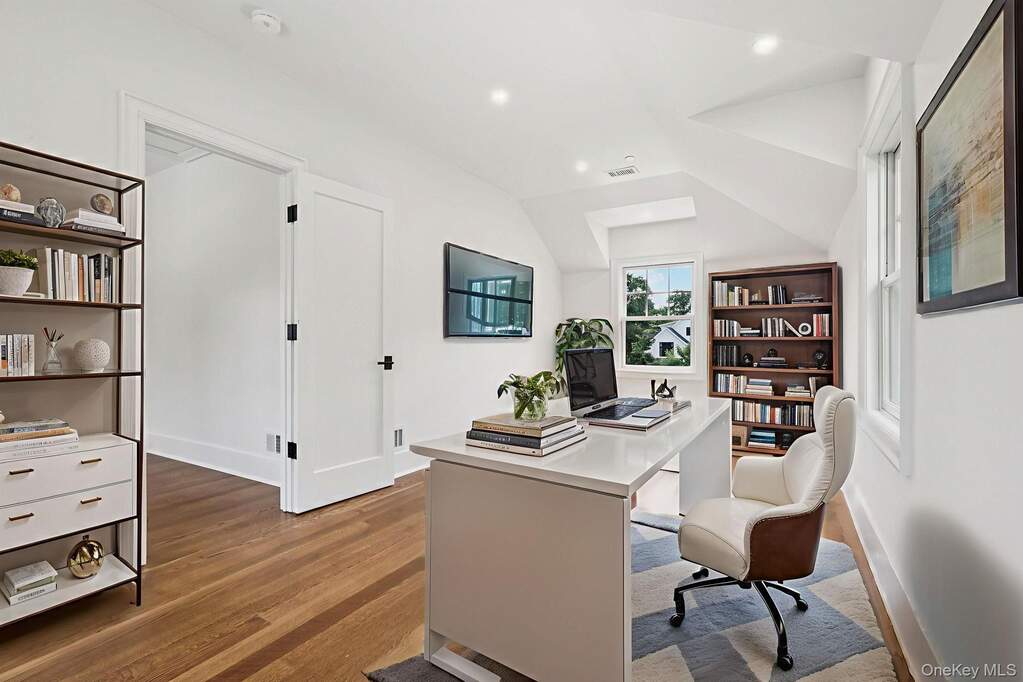 6 Bedroom Single Family Home/House's Image 23
