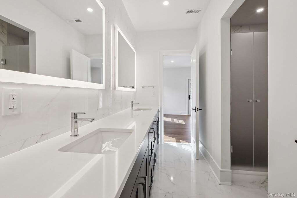 6 Bedroom Single Family Home/House's Image 40