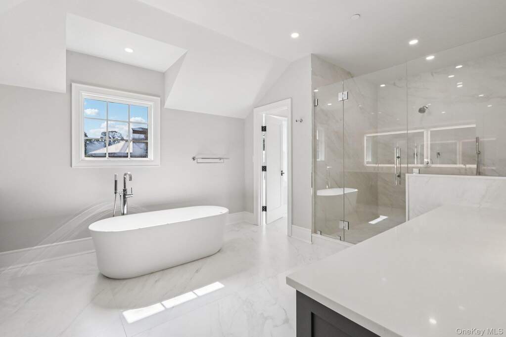 6 Bedroom Single Family Home/House's Image 42