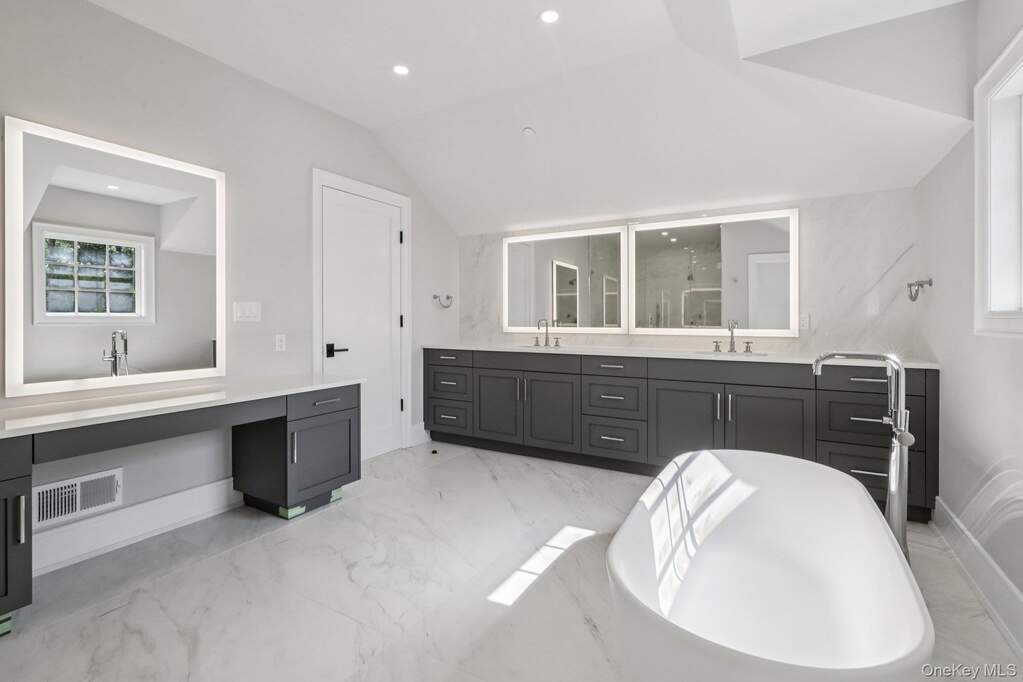 6 Bedroom Single Family Home/House's Image 43