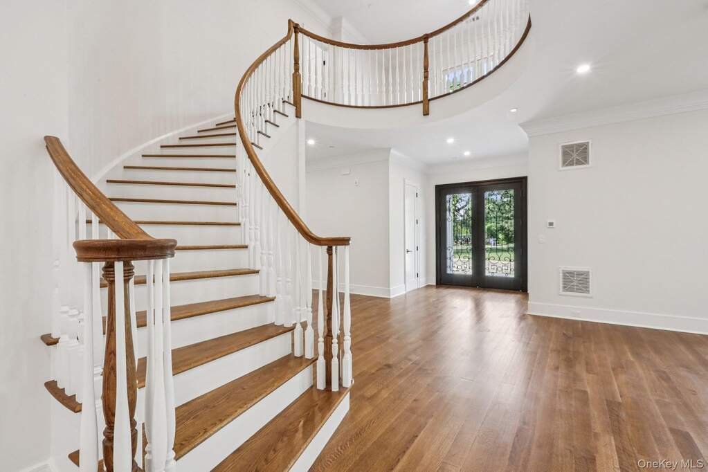 6 Bedroom Single Family Home/House's Image 3