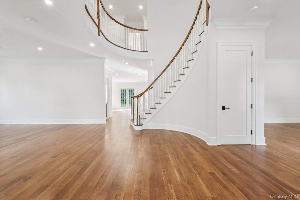 6 Bedroom Single Family Home/House's Image 4