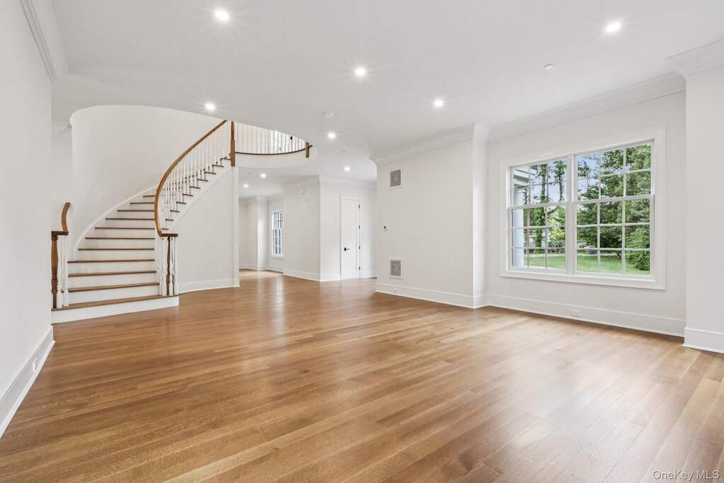 6 Bedroom Single Family Home/House's Image 6