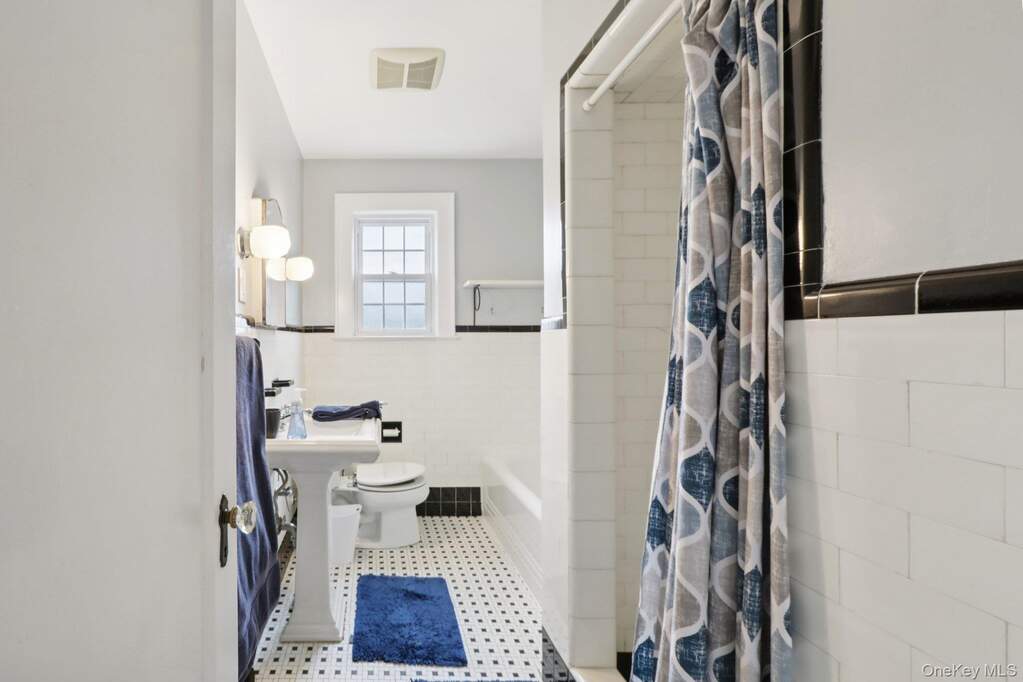 3 Bedroom Single Family Home/House's Image 9