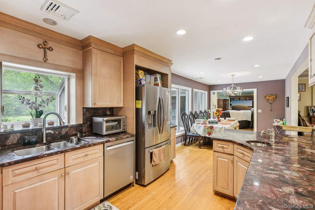 5 Bedroom Single Family Home/House's Image 8