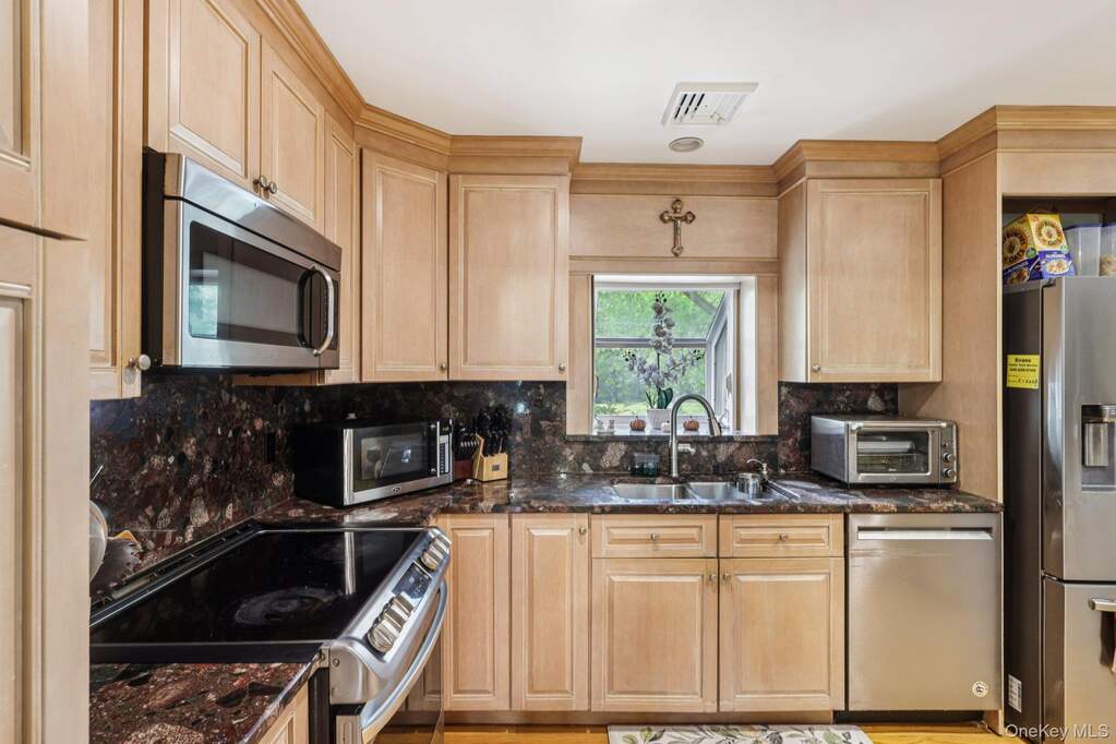 5 Bedroom Single Family Home/House's Image 10