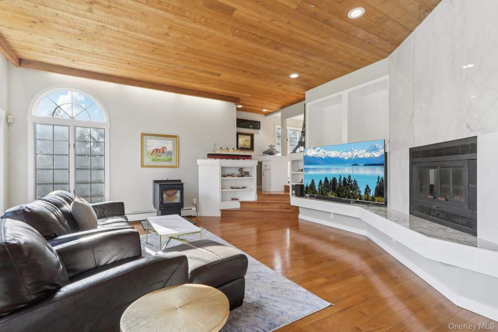 6 Bedroom Single Family Home/House's Image 15