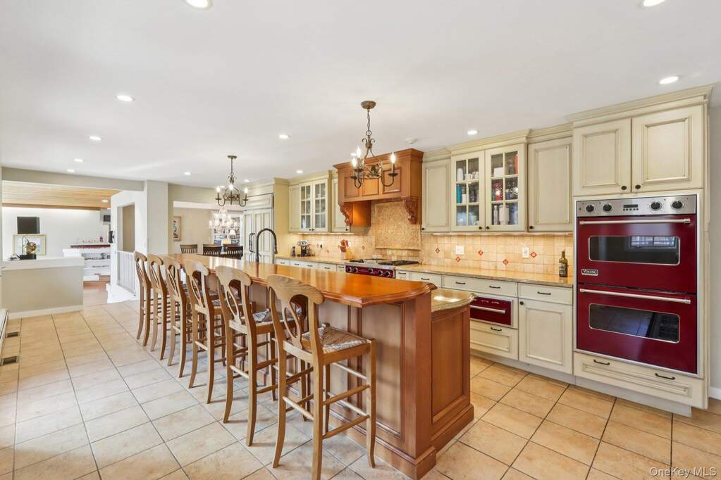 6 Bedroom Single Family Home/House's Image 20