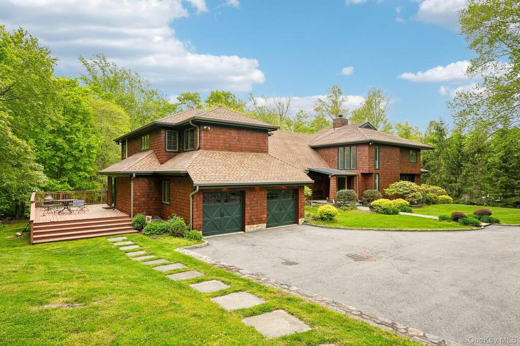 6 Bedroom Single Family Home/House's Image 3