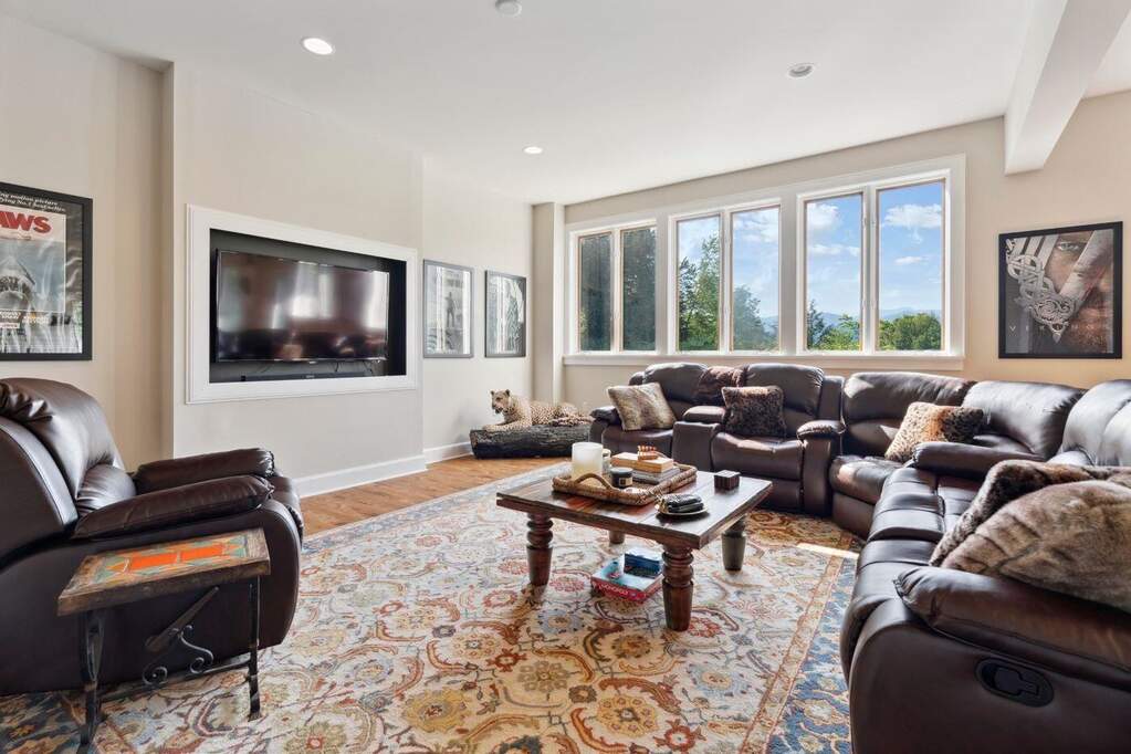 6 Bedroom Single Family Home/House's Image 25