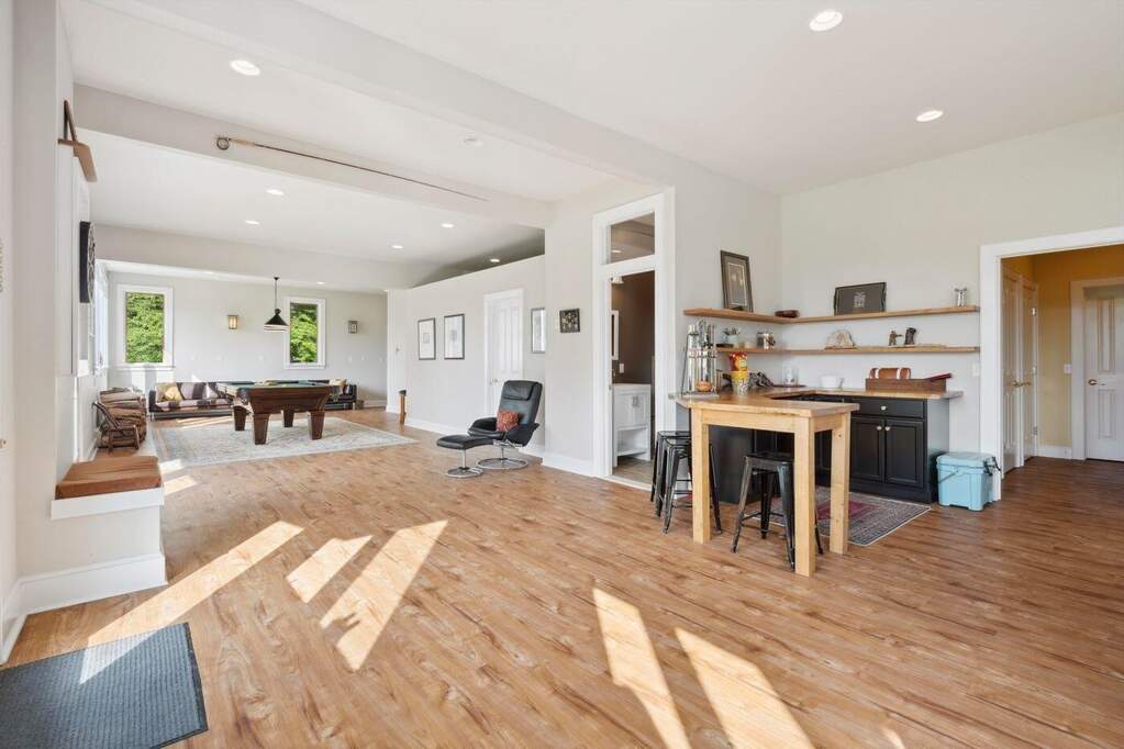 6 Bedroom Single Family Home/House's Image 27