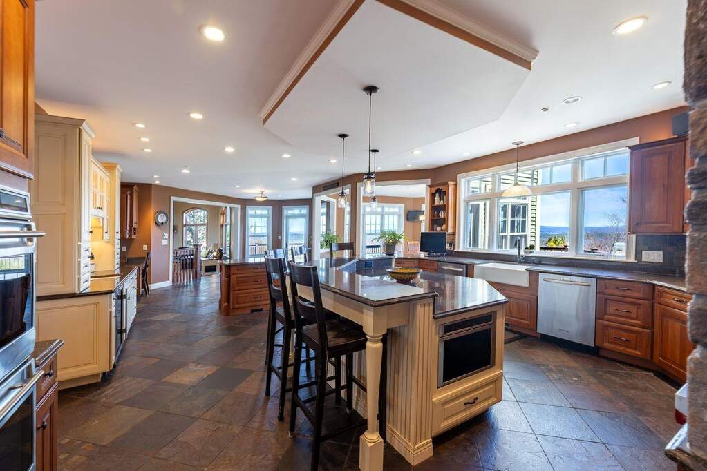 6 Bedroom Single Family Home/House's Image 10