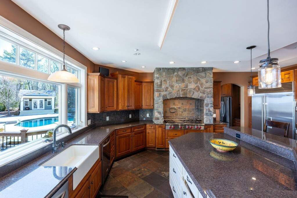6 Bedroom Single Family Home/House's Image 12