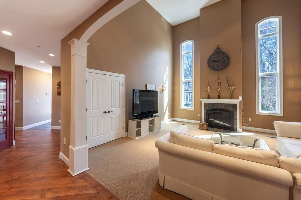 6 Bedroom Single Family Home/House's Image 22
