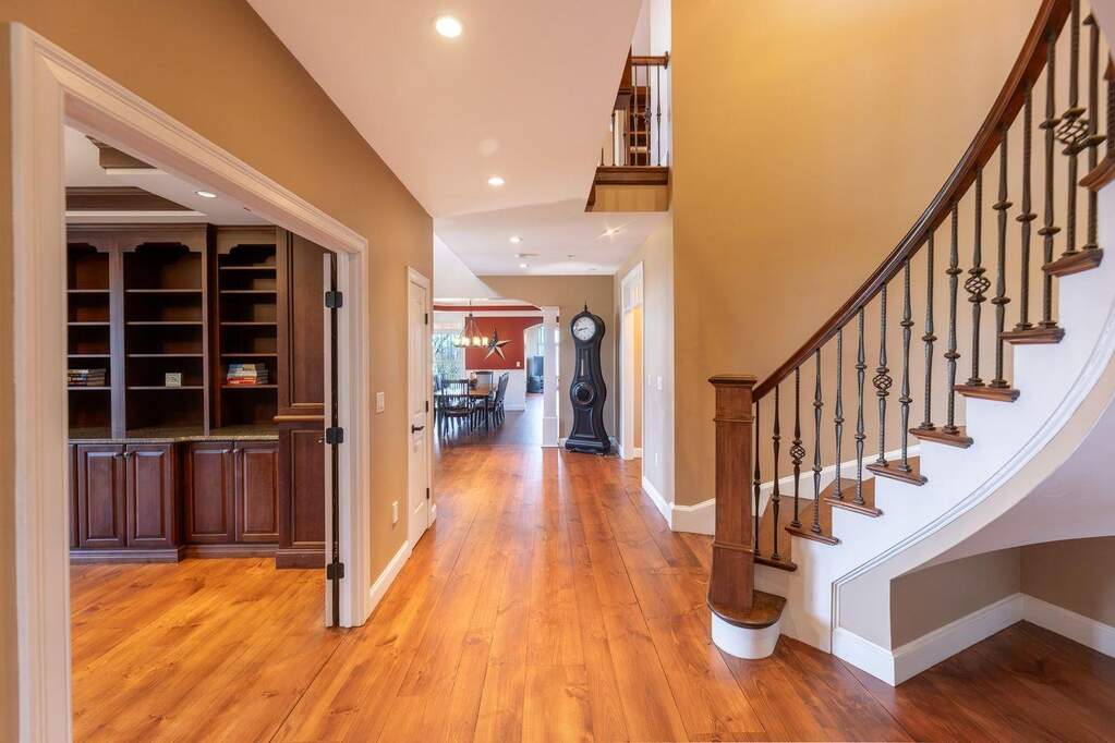 6 Bedroom Single Family Home/House's Image 23