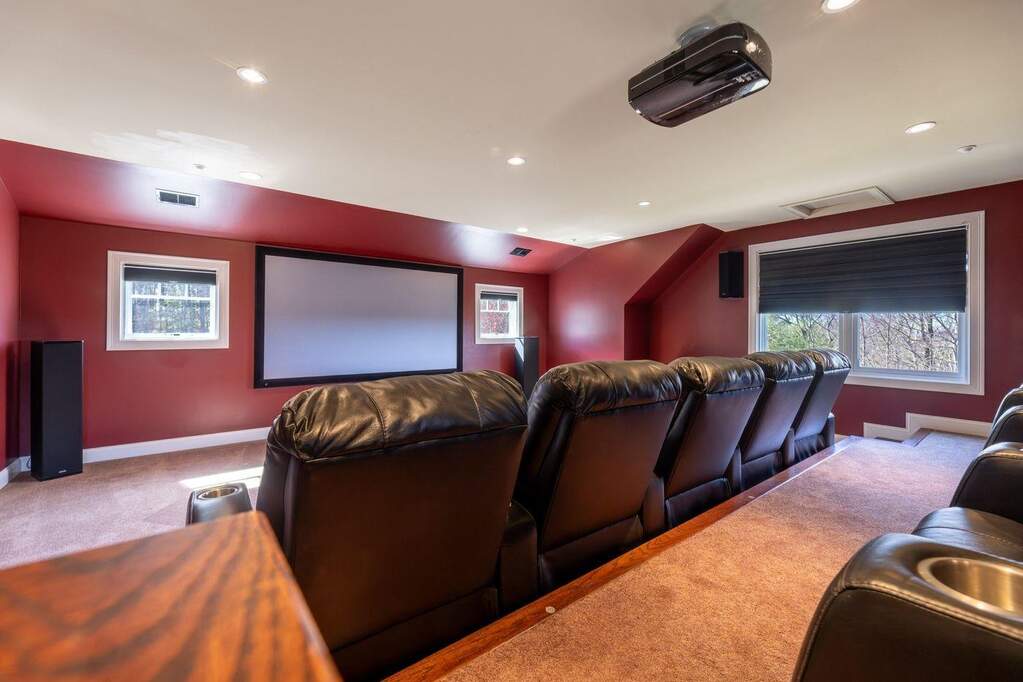 6 Bedroom Single Family Home/House's Image 37