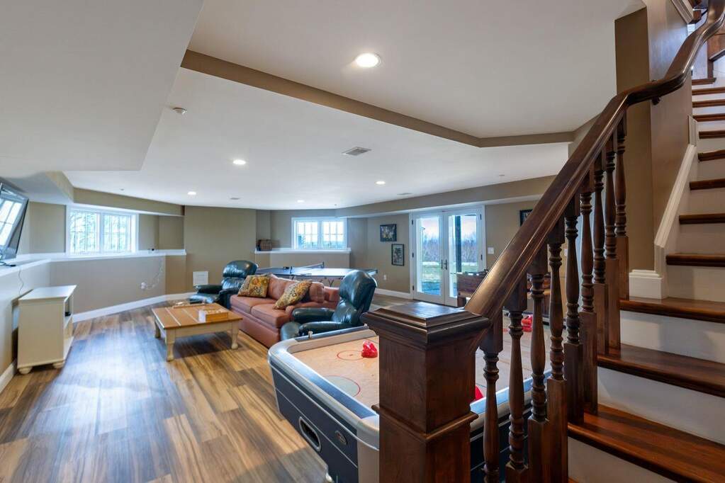 6 Bedroom Single Family Home/House's Image 43