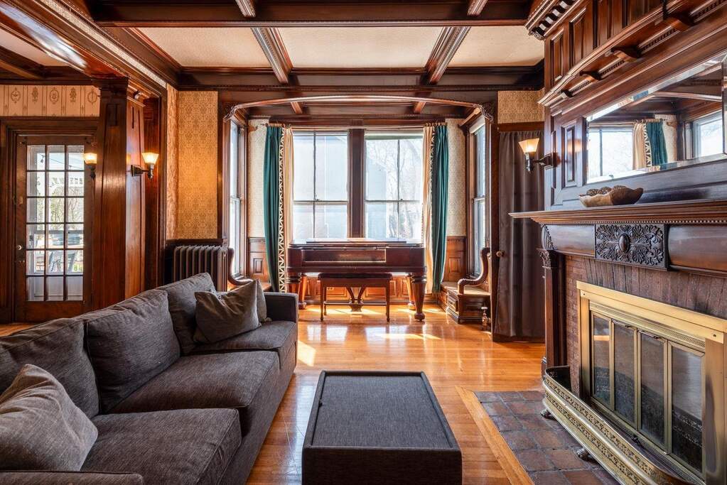 9 Bedroom Single Family Home/House's Image 12