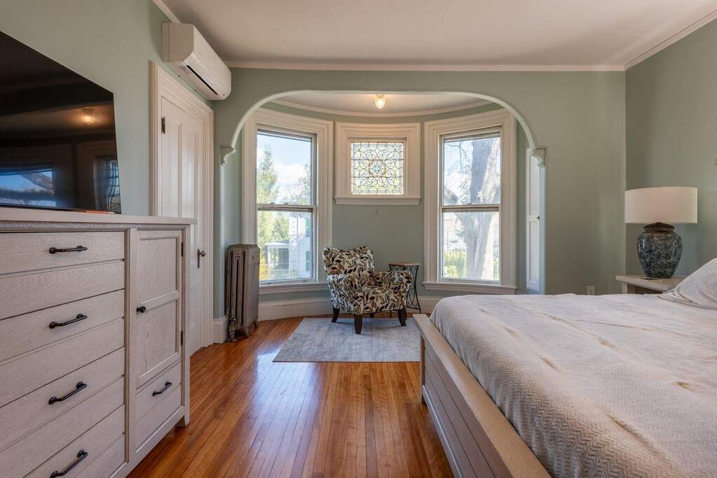 9 Bedroom Single Family Home/House's Image 24