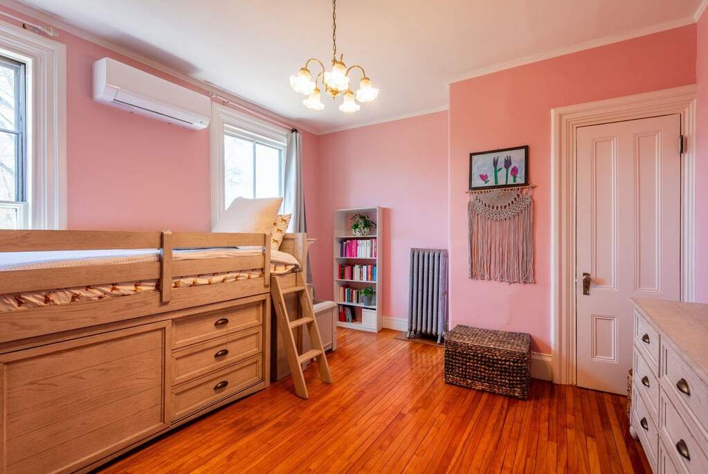 9 Bedroom Single Family Home/House's Image 32