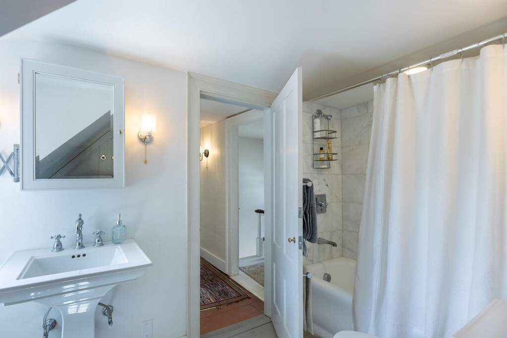 7 Bedroom Single Family Home/House's Image 20