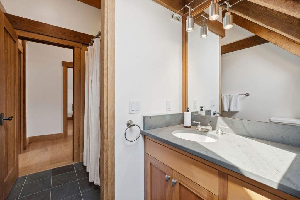 5 Bedroom Single Family Home/House's Image 24