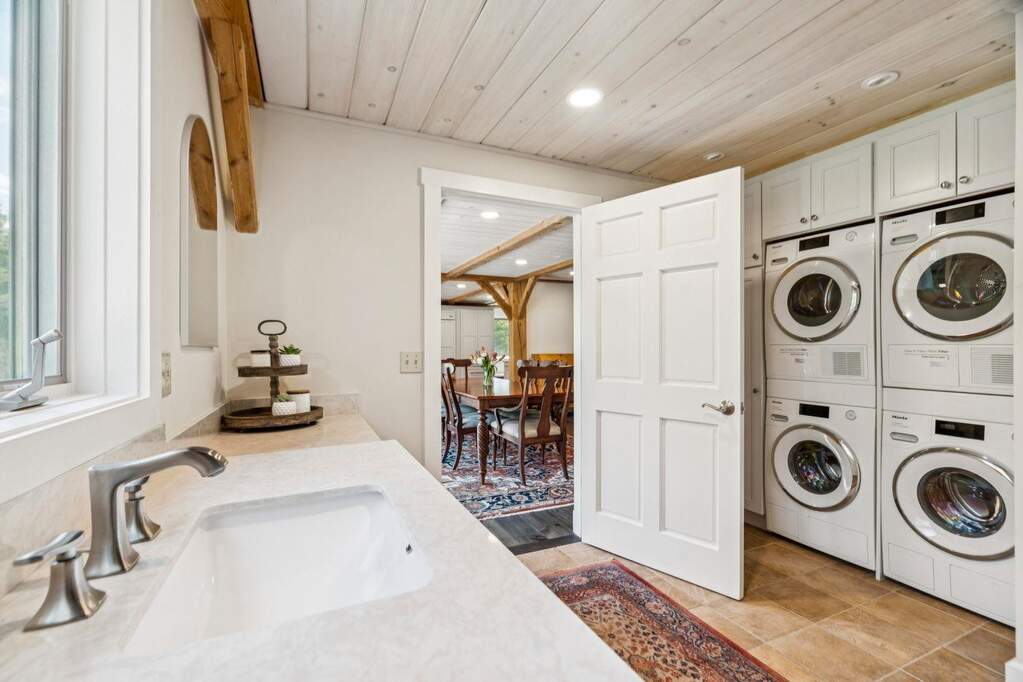 6 Bedroom Single Family Home/House's Image 9