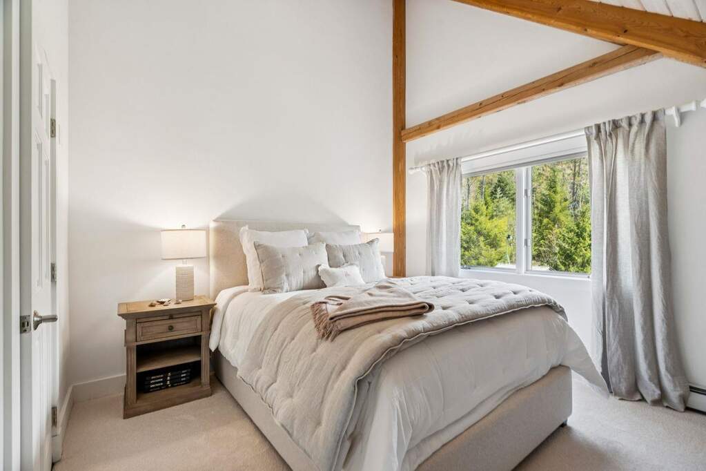 6 Bedroom Single Family Home/House's Image 11