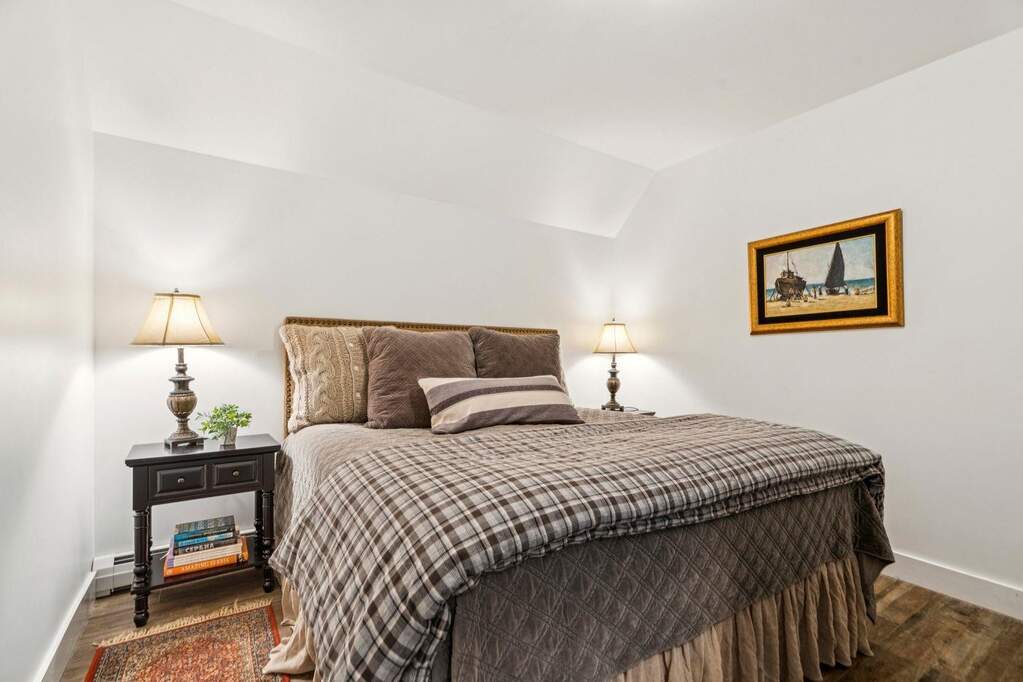 6 Bedroom Single Family Home/House's Image 20