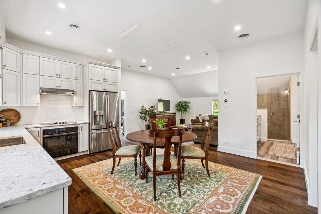 6 Bedroom Single Family Home/House's Image 26