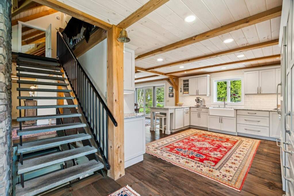 6 Bedroom Single Family Home/House's Image 4