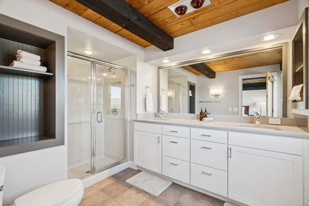 7 Bedroom Single Family Home/House's Image 20