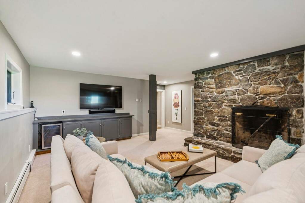 7 Bedroom Single Family Home/House's Image 23