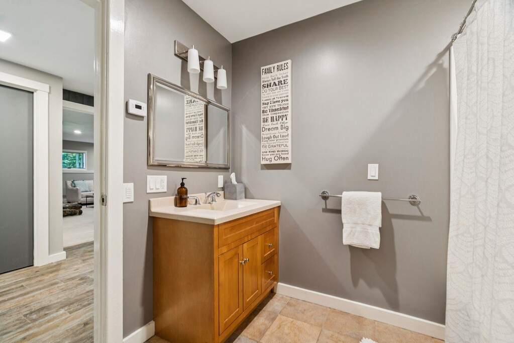 7 Bedroom Single Family Home/House's Image 27