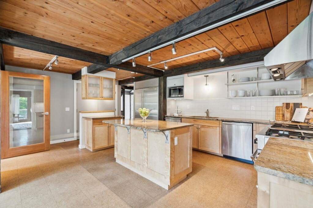 7 Bedroom Single Family Home/House's Image 4