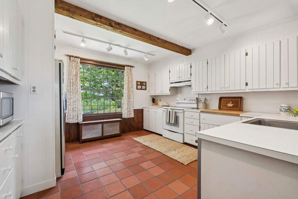 5 Bedroom Single Family Home/House's Image 10