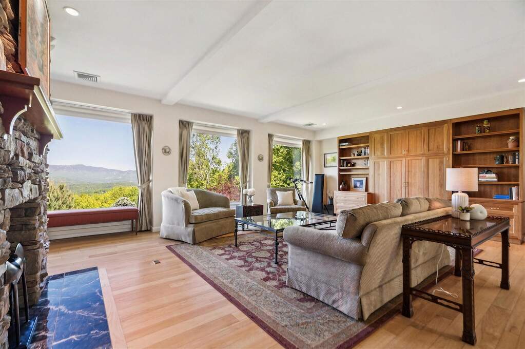 4 Bedroom Single Family Home/House's Image 4