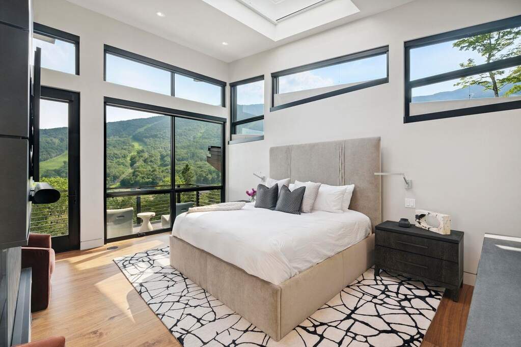 5 Bedroom Single Family Home/House's Image 12