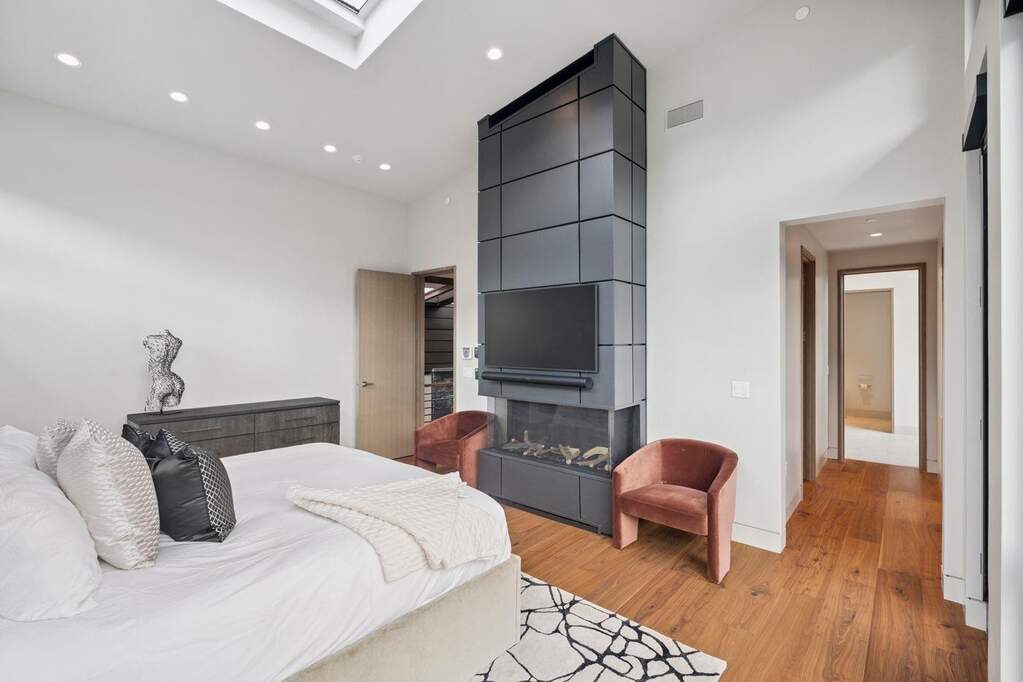 5 Bedroom Single Family Home/House's Image 15