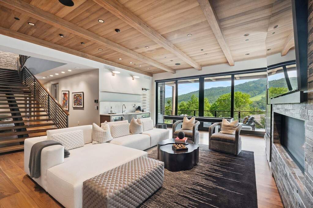 5 Bedroom Single Family Home/House's Image 19