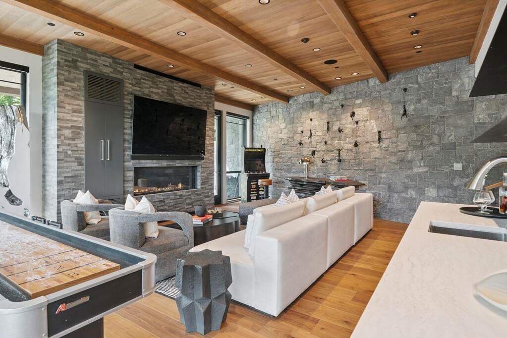 5 Bedroom Single Family Home/House's Image 21