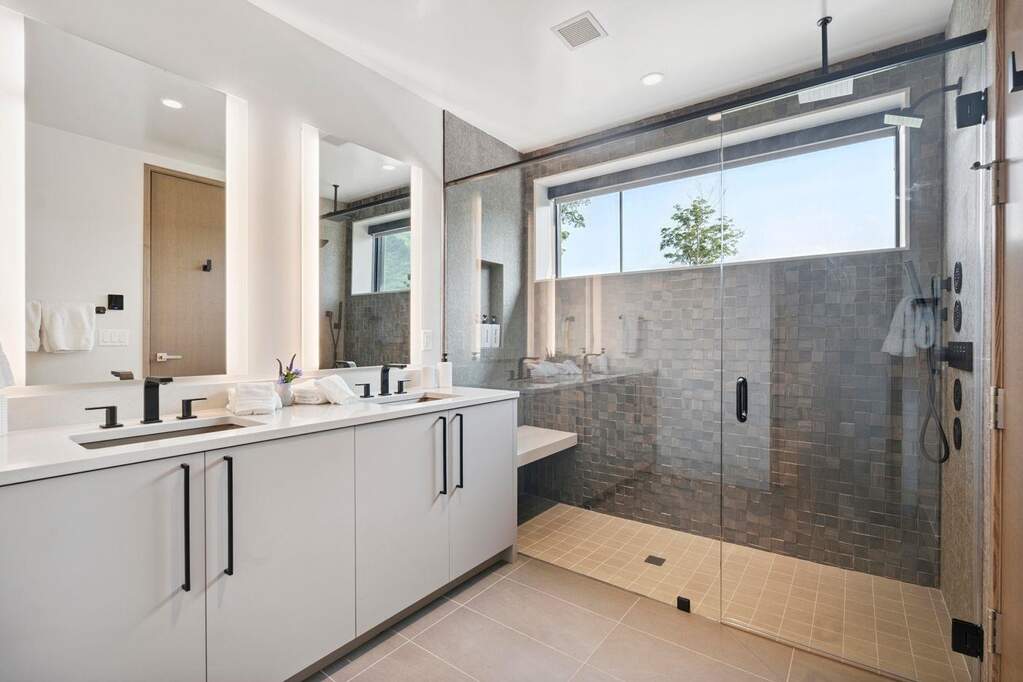 5 Bedroom Single Family Home/House's Image 25