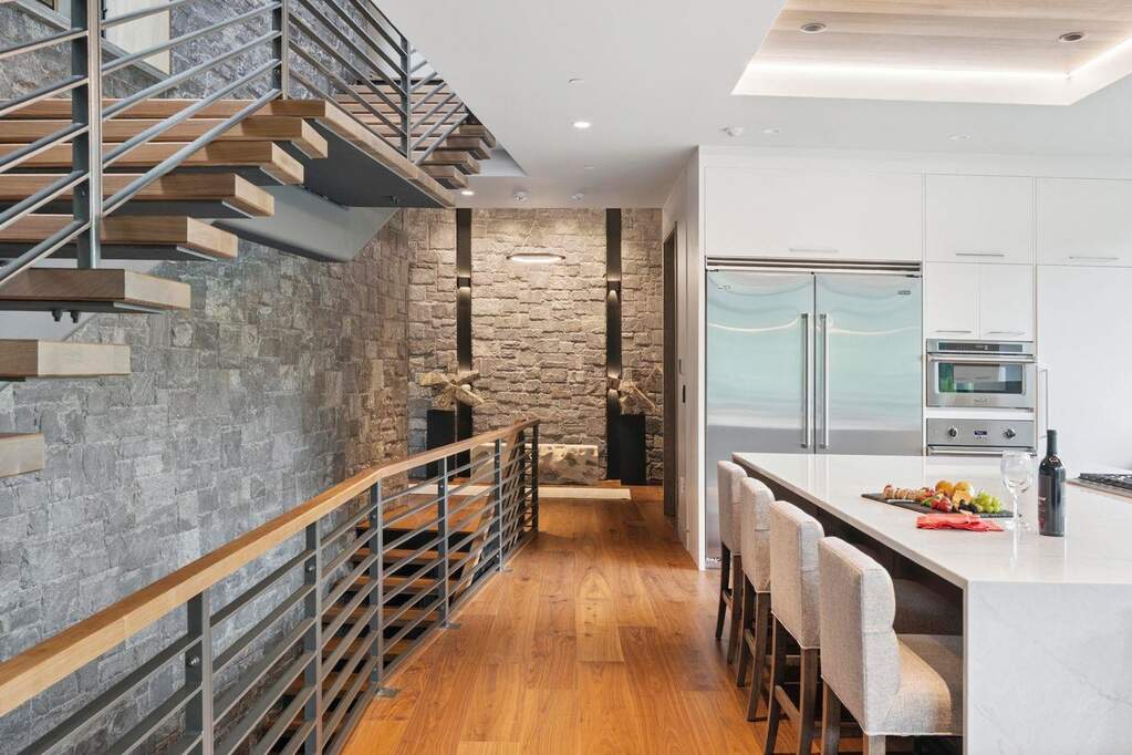 5 Bedroom Single Family Home/House's Image 4