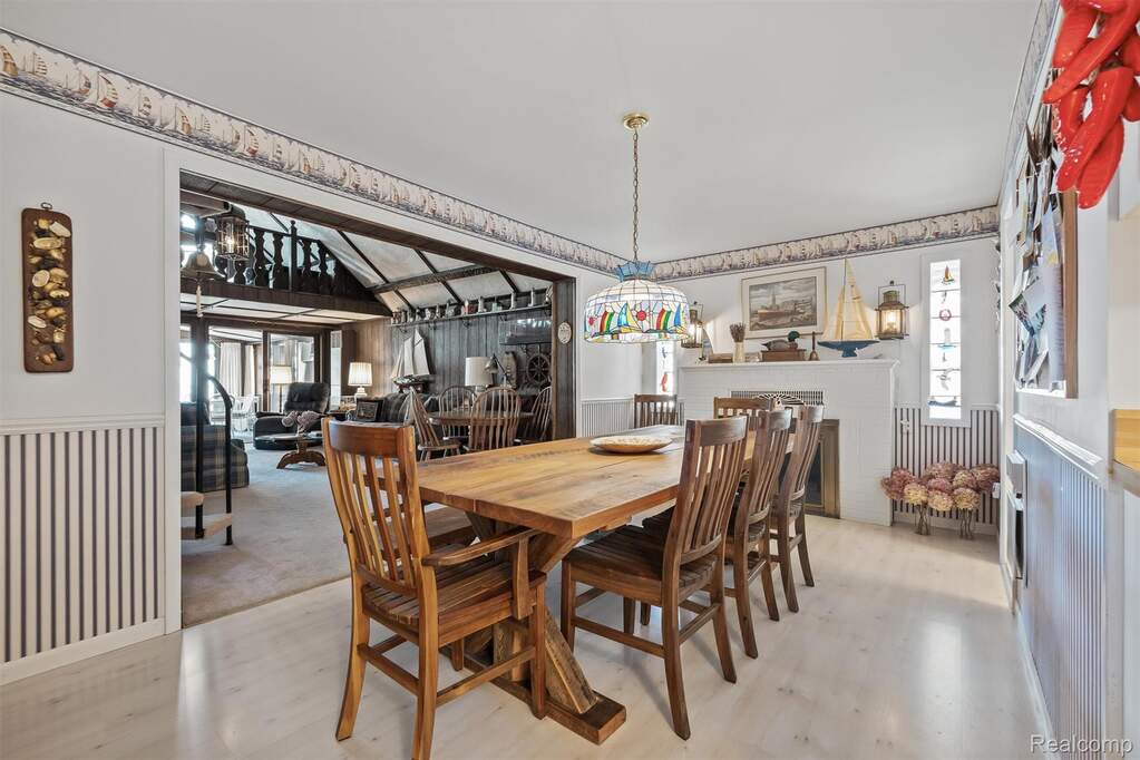 6 Bedroom Single Family Home/House's Image 15